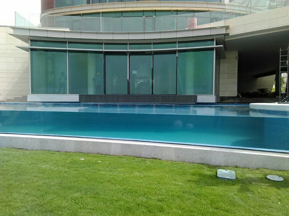 حمام سباحة كلاسيكي مدعوم بنوافذ ثلاثية الجوانب - Leyu