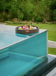 قم بتحويل واحتك باستخدام حمامات السباحة المصنوعة من زجاج شبكي من الأكريليك في الشرق الأوسط